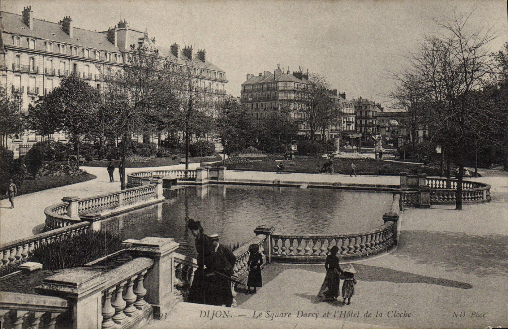 CPA Dijon le Square Darcy et l'hotel de la Cloche 
