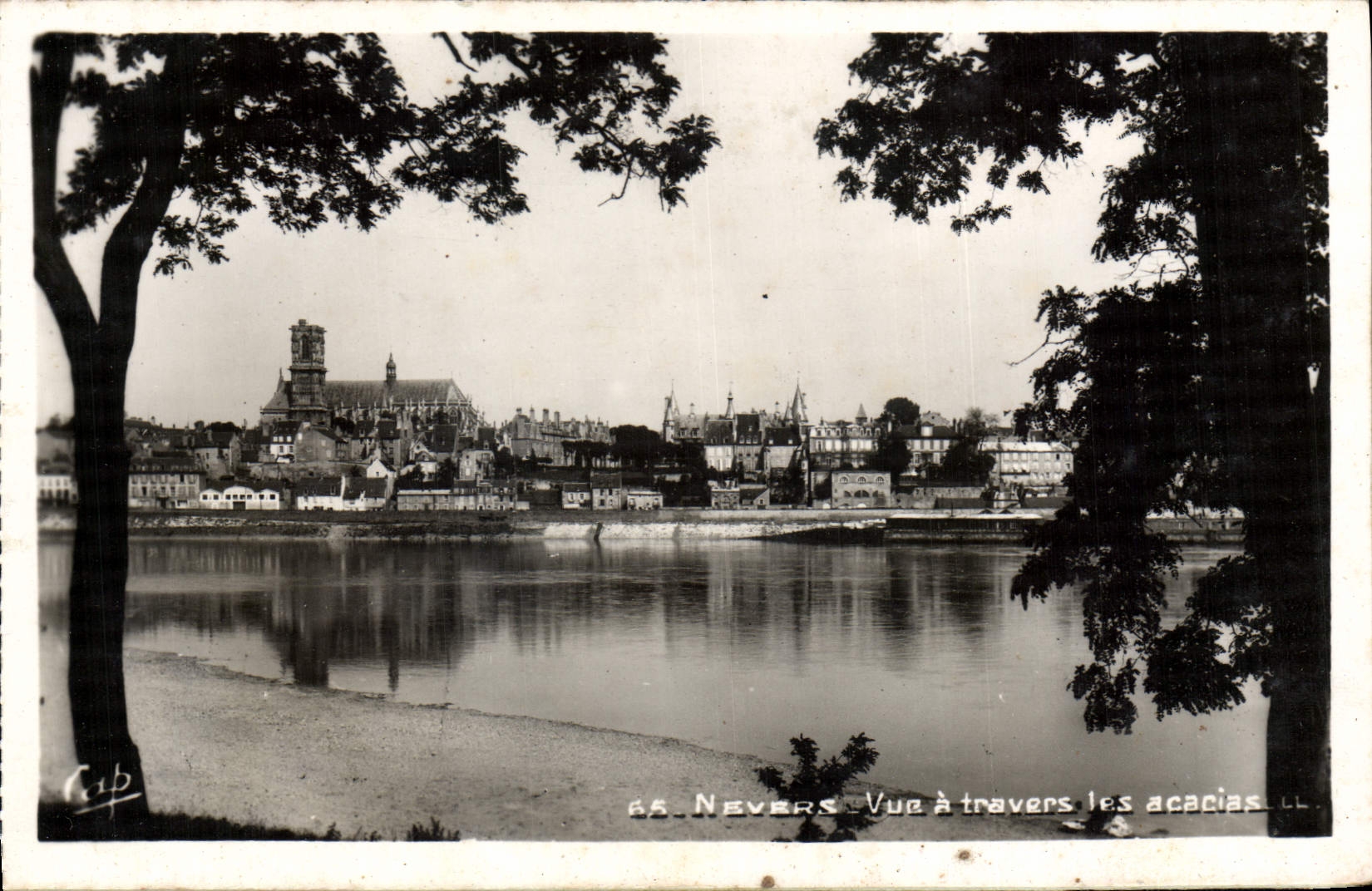 CPA Nevers vue a travers les acacias 