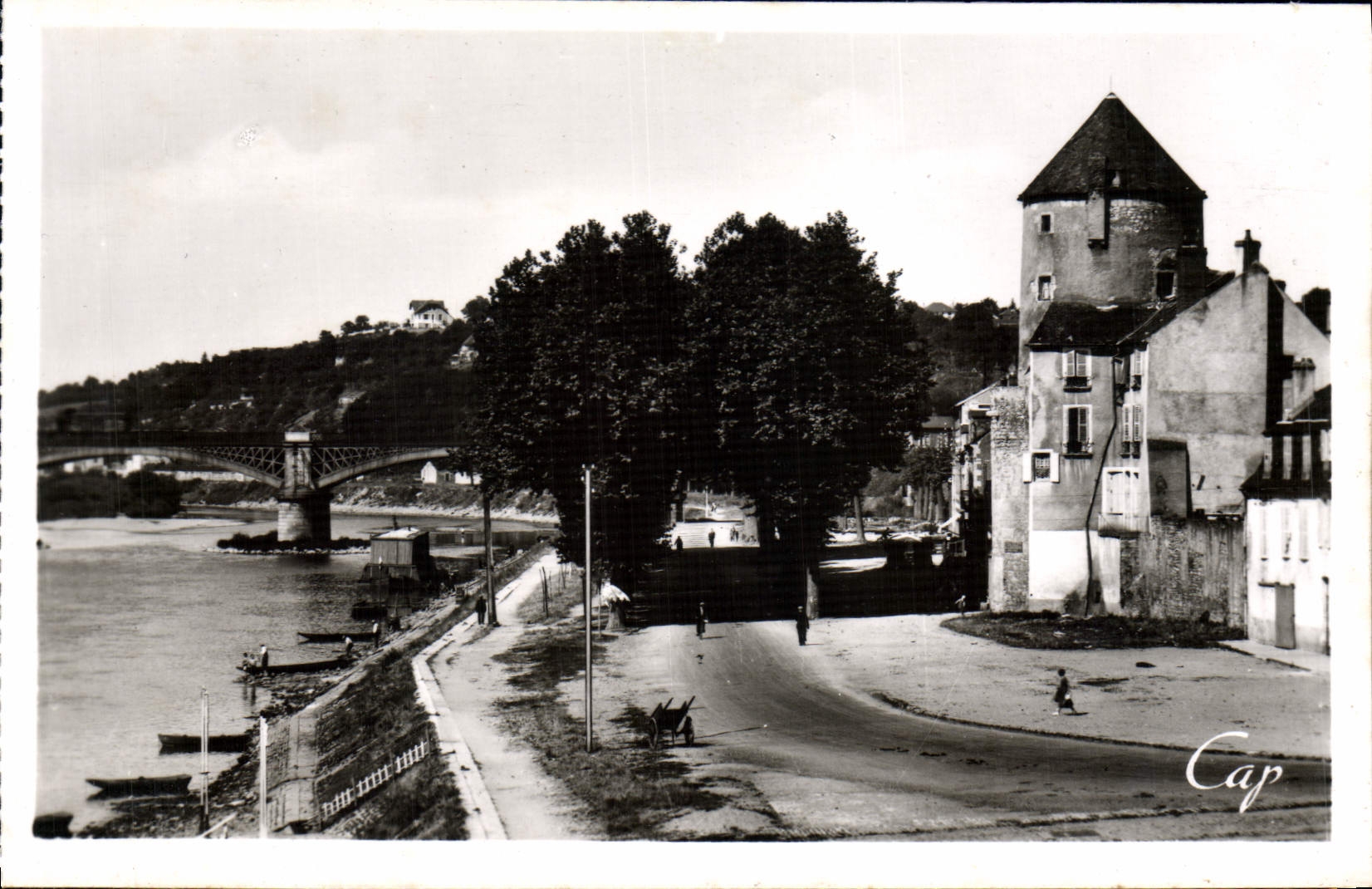 CPA Nevers la tour Goguin et le Quai de Loire 