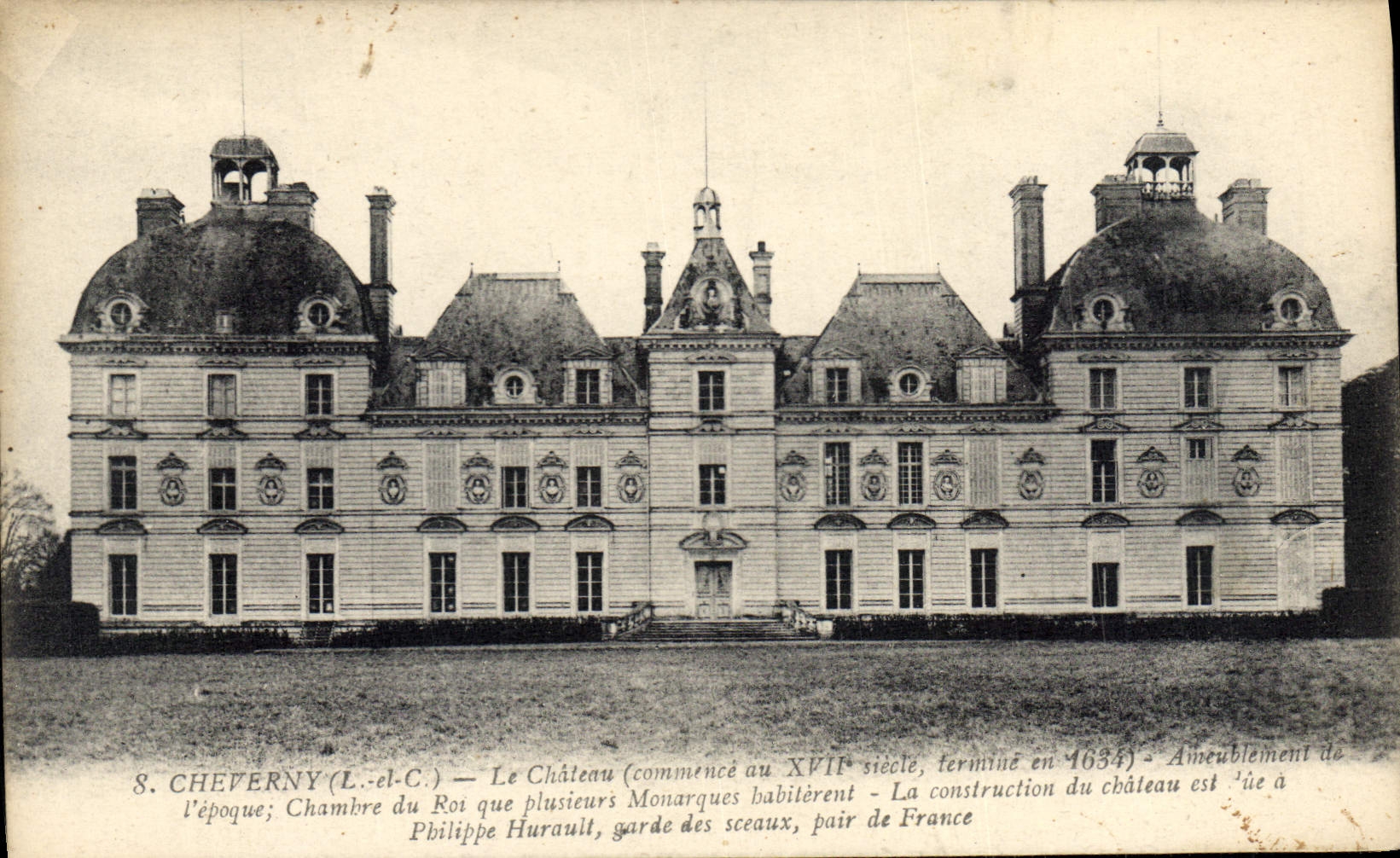 Cheverny (Loire-et-Loire) — Le Château (commencé au XVIIe siècle, terminé en 1634) — Ameublement de l'époque ; Chambre du Roi que plusieurs Monarques habilitèrent — La construction du château est due à Philippe Hurault, garde des sceaux, pair de France