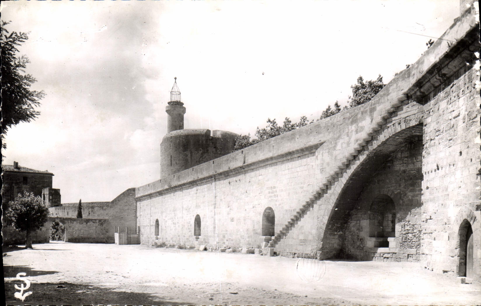 Aigues-Mortes (Gard) — Les Remparts et la Tour de Constance — Édito's Schiettier, rue Rodière