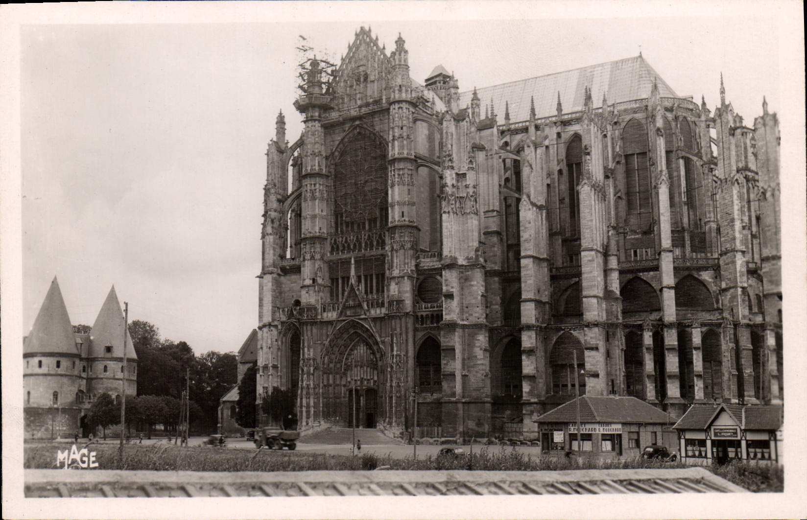 Beauvais (Oise) - La Cathédrale et les Tourelles du Palais de Justice