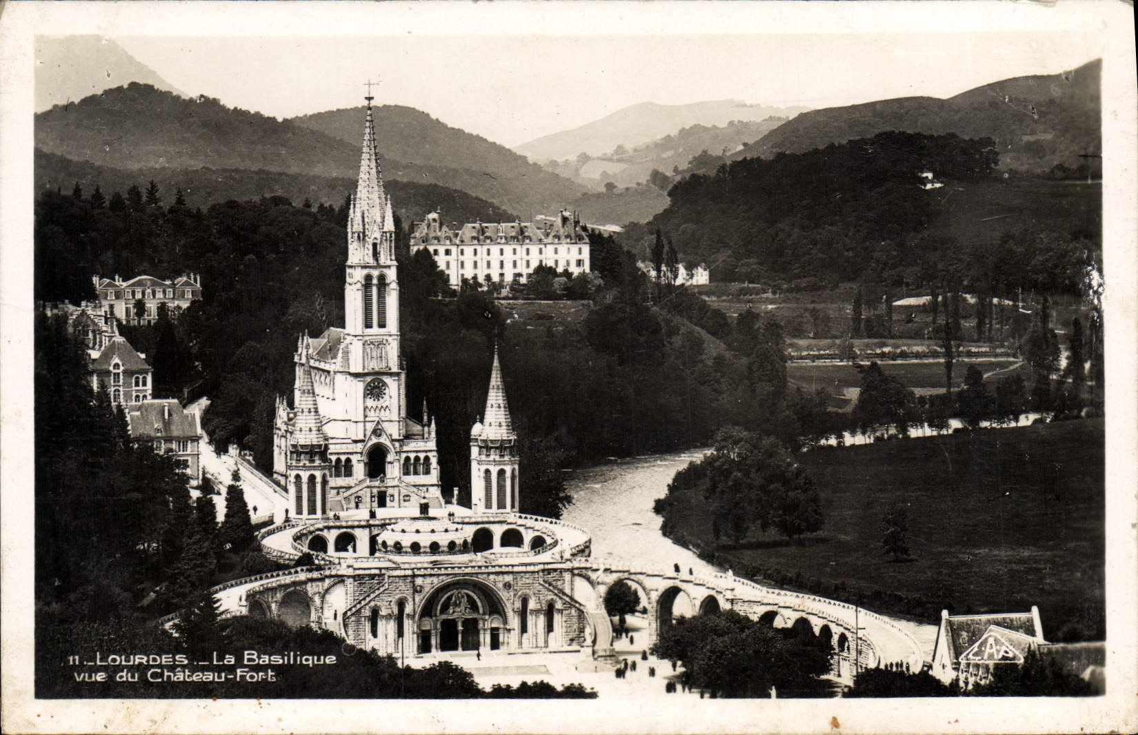 CPA Lourdes la Basilique vue du chateau Fort 