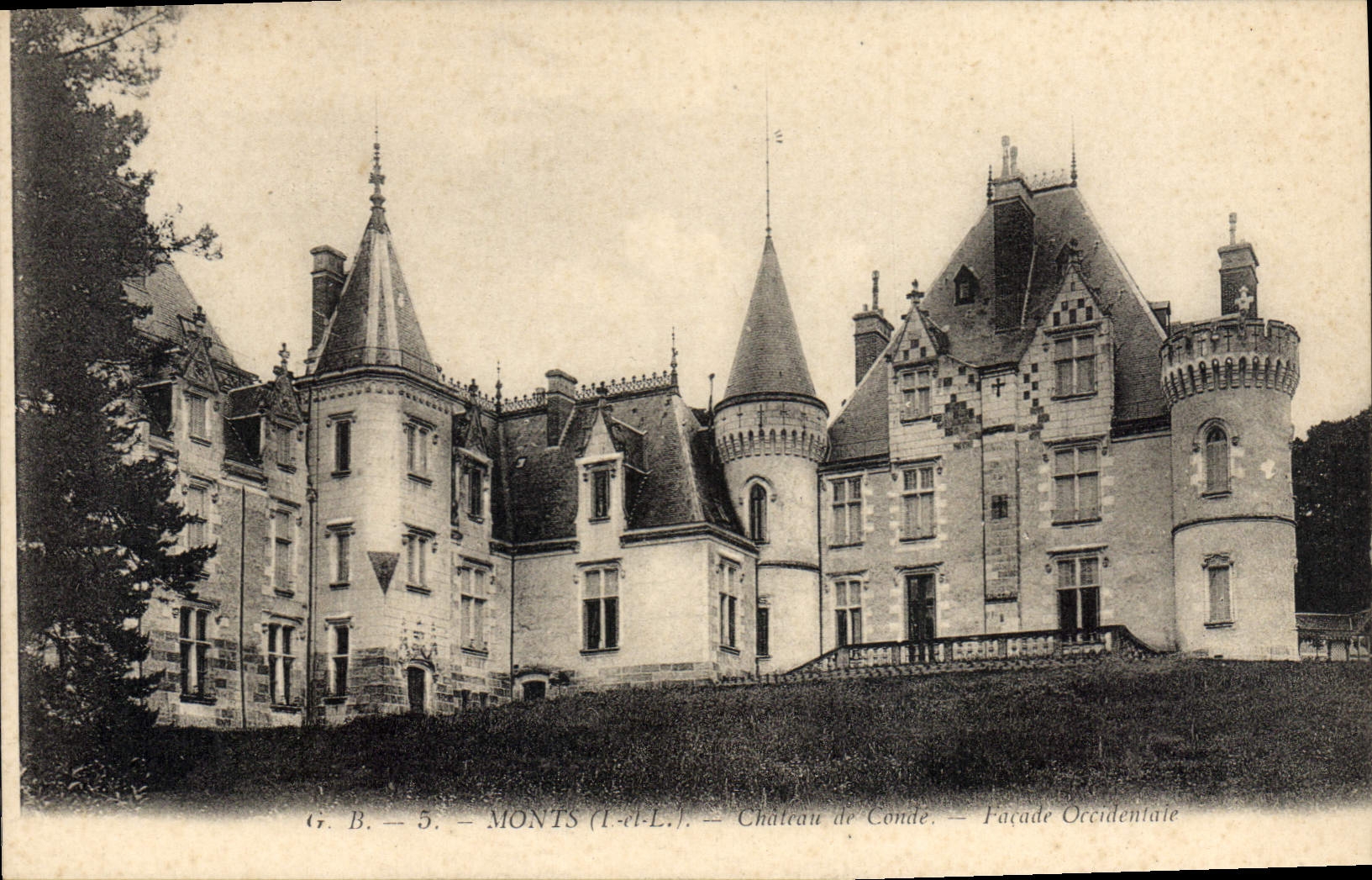 CPA Monts chateau de Comte facade Occidentale 
