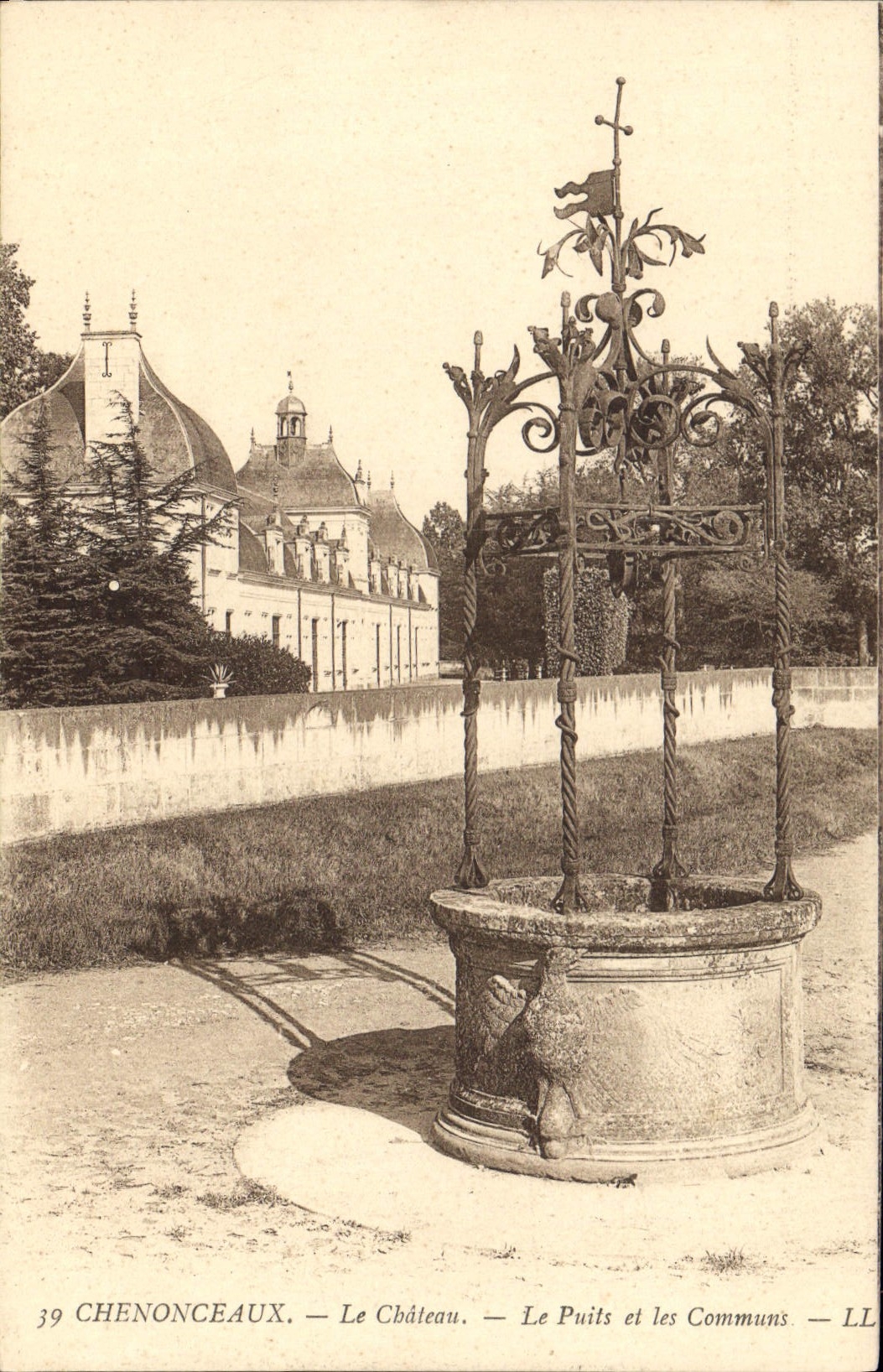CPA Chenonceaux Le Chateau Le puits et les Communs 