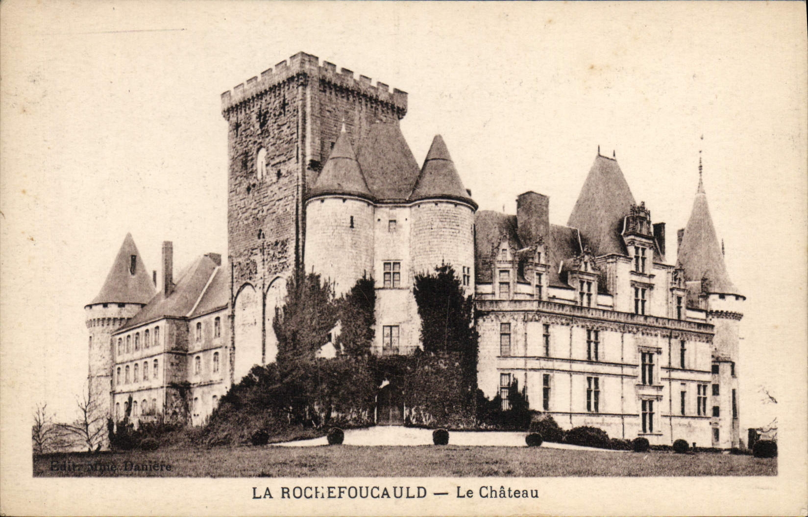 CPA La Rochefoucauld Le Chateau 