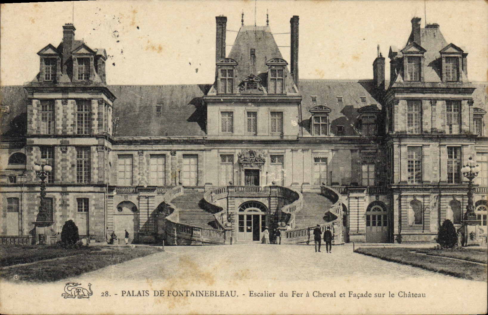 Palacio de Fontainebleau — Escalera del Caballo de Hierro y Fachada sobre el Castillo — Editor: CPAPHIL, n° 28
