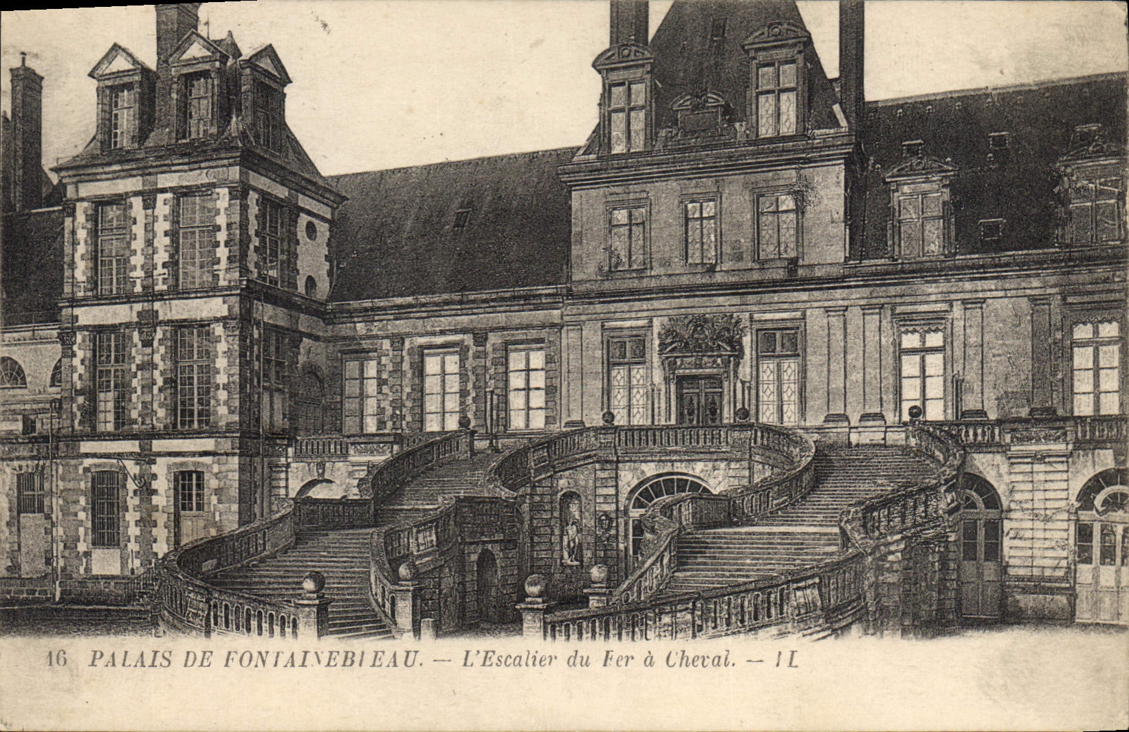 Palais de Fontainebleau — L'Escalier du Fer à Cheval — 16