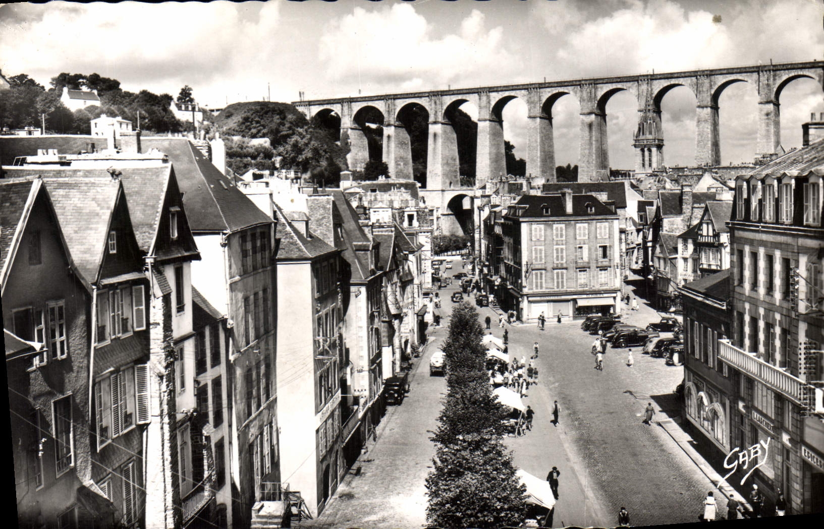 CPA Morlaix Finistere Rue d' Aiguillon au fond le Viaduc 