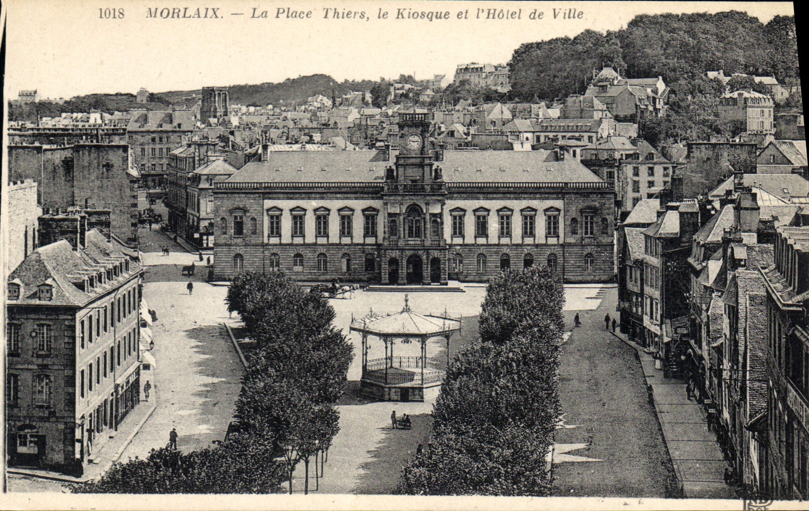 CPA Morlaix La Place Thiers le Kiosque et l'Hotel de Ville 