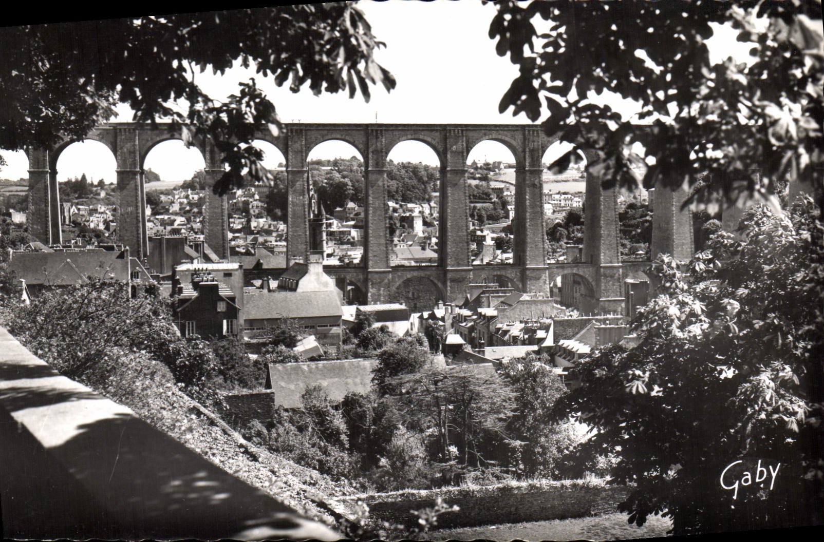 CPA Morlaix Finistere Clocher de l'Eglise Ste Melaine et le Viaduc 