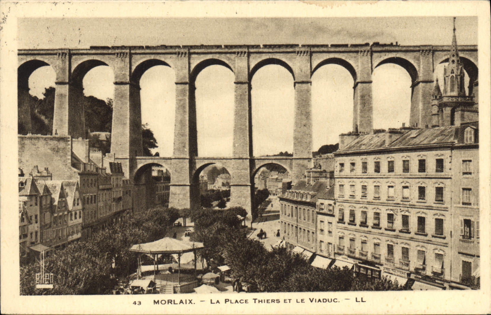 CPA Morlaix La Place Thiers et le Viaduc 