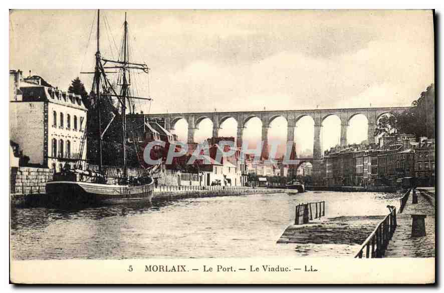 CPA Morlaix Le Port et Le Viaduc Bateau