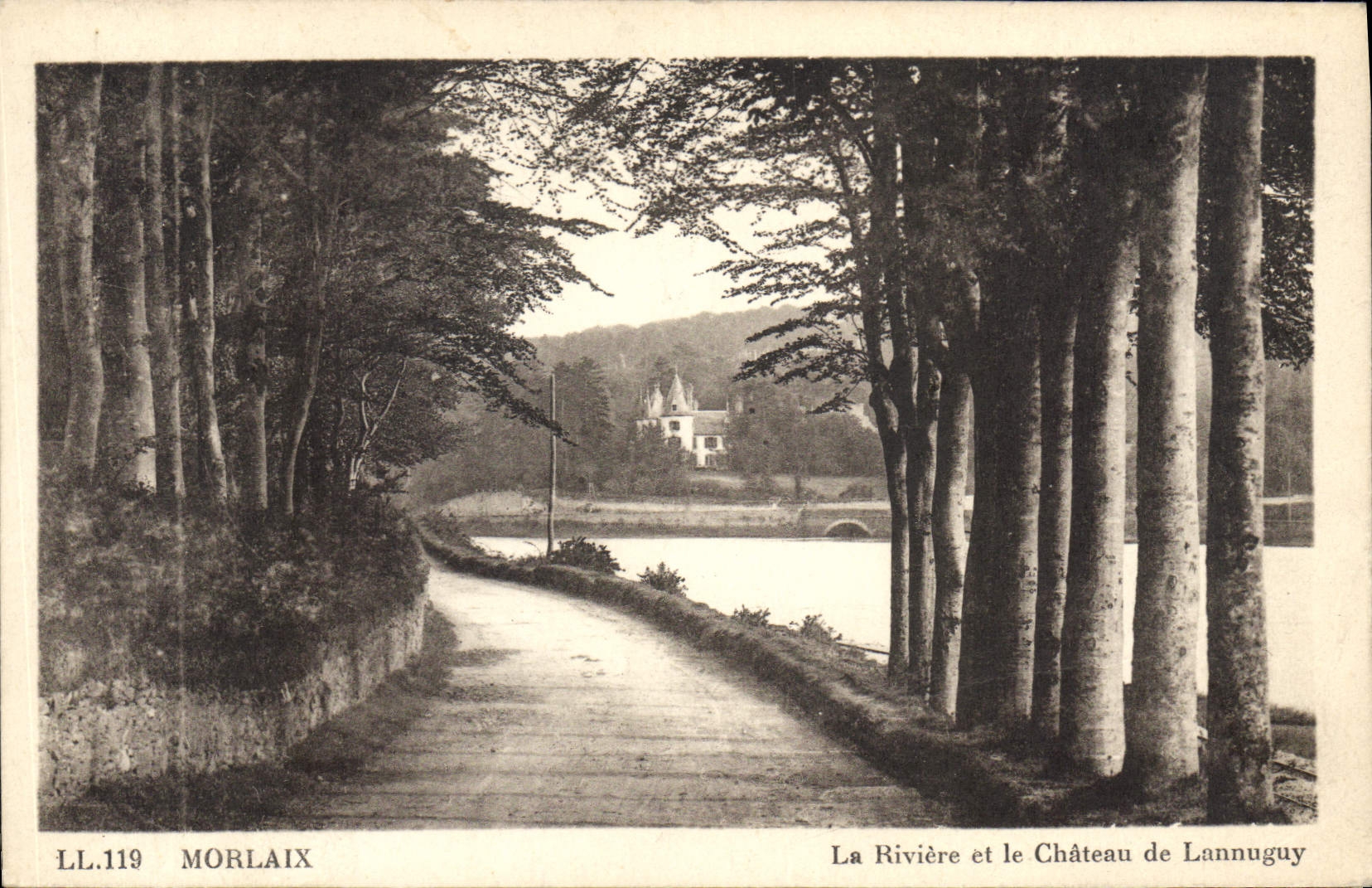 CPA Morlaix La Riviere et le Chateau de Lannuguy 