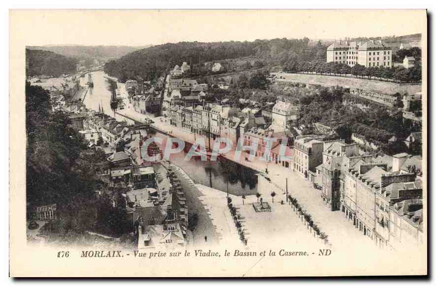CPA Morlaix Vue prise dur le Viaduc le Bassin et la Caserne 