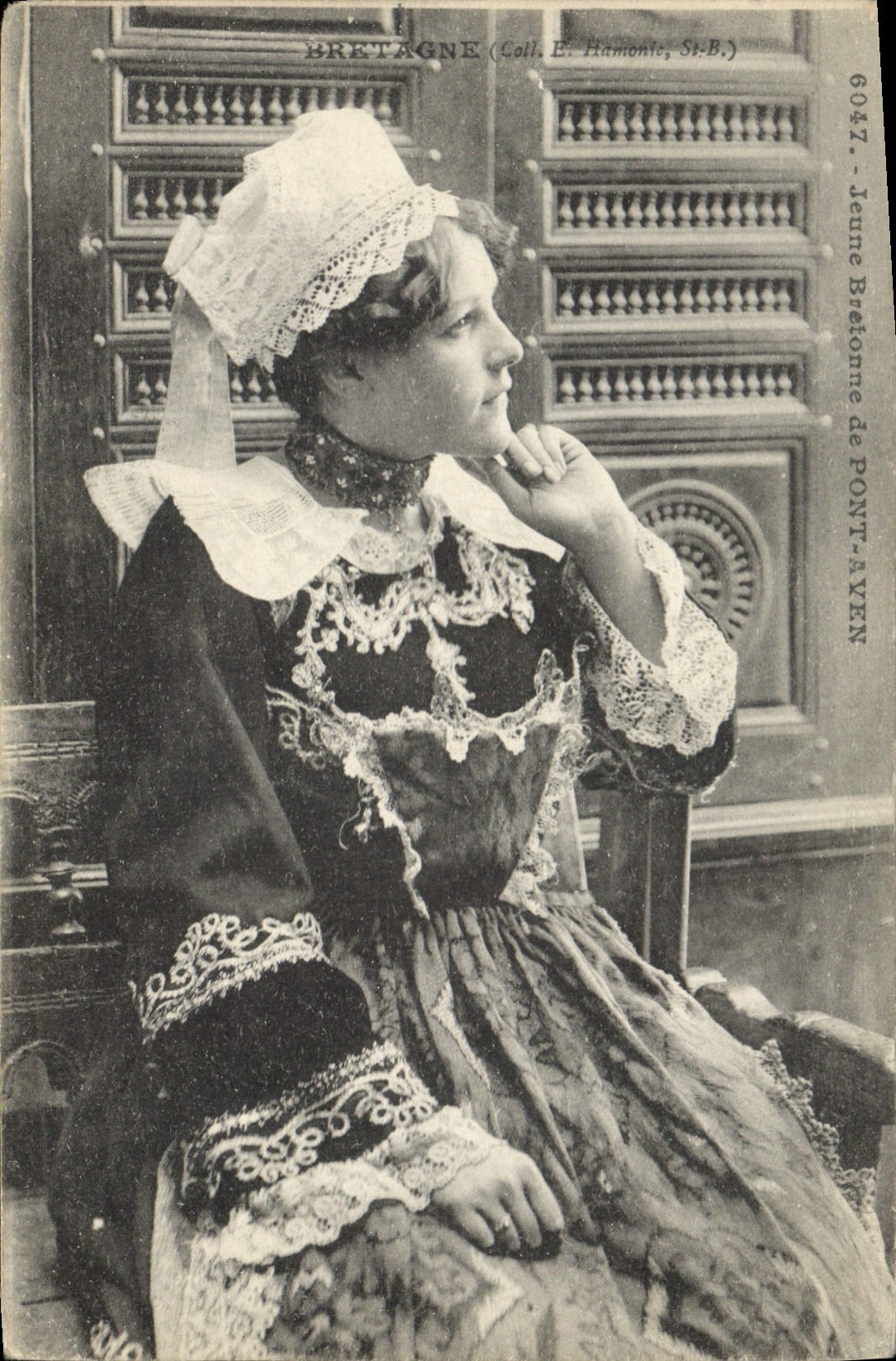 CPA Jeune Bretonne de Pont Aven Folklore