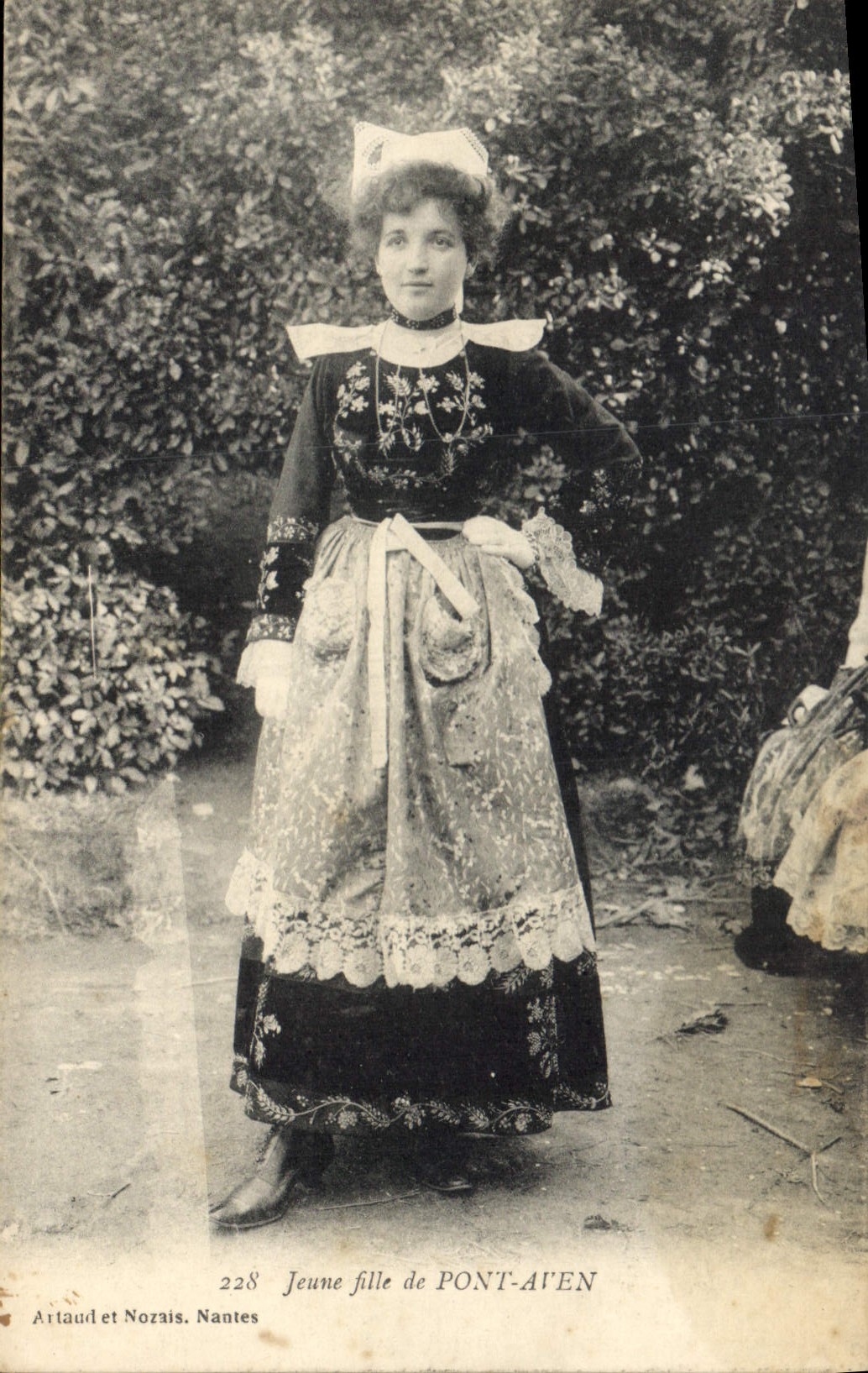 CPA Jeune fille de Pont Aven Folklore