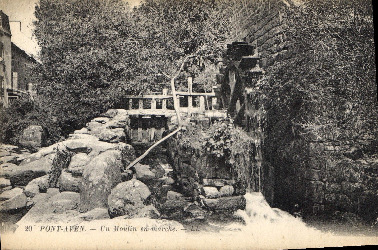 CPA Pont Aven Un Moulin en marche 
