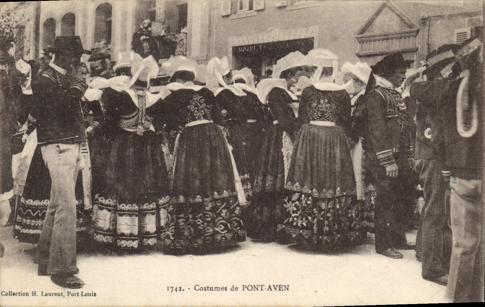 CPA Costumes de Pont Aven Folklore