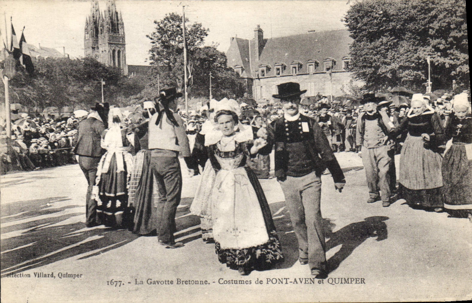 CPA La Gavotte Bretonne Costumes de Pont Aven et Quimper 