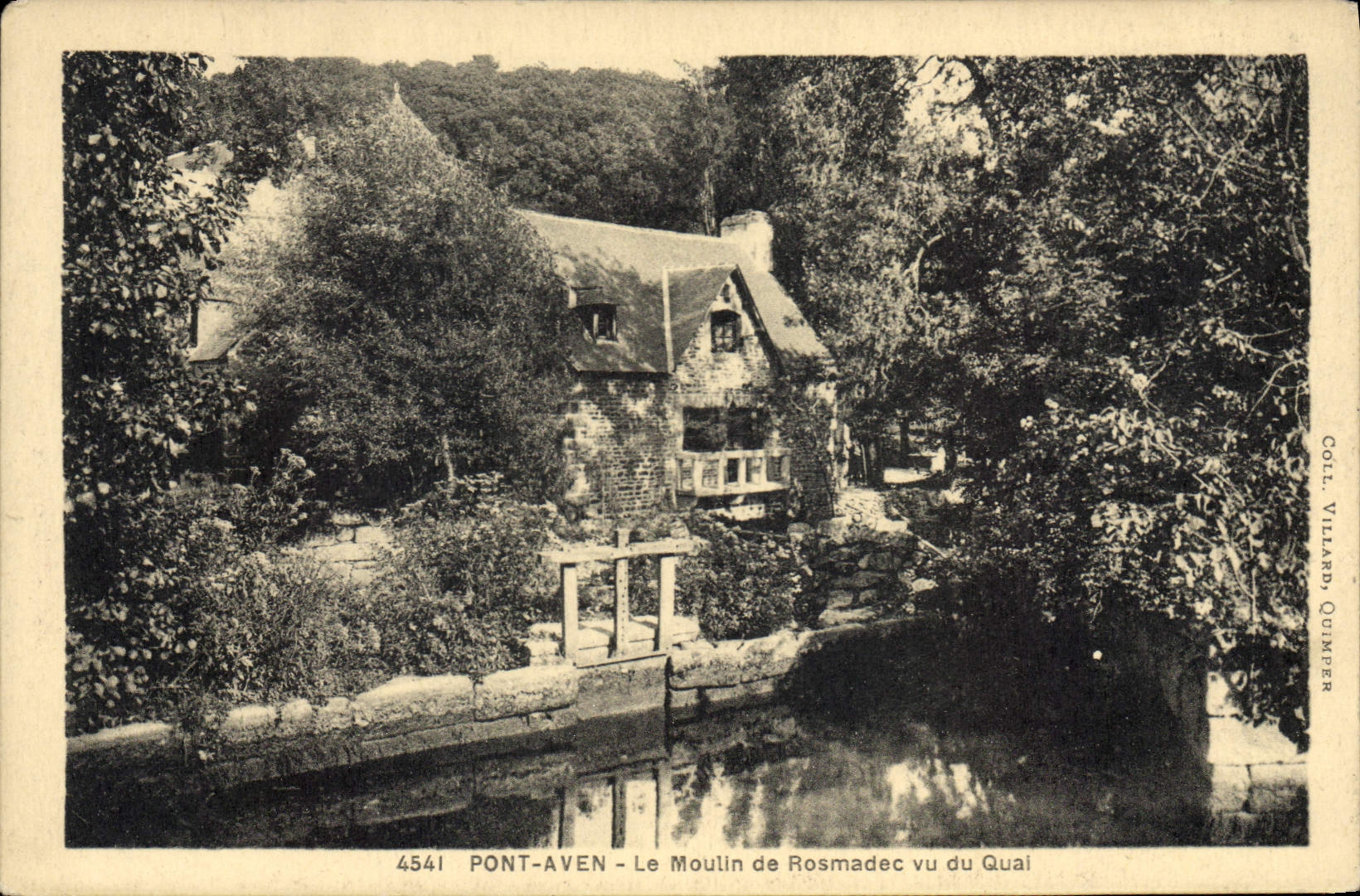 CPA Pont Aven Le Moulin de Rosmadec vu du Quai 