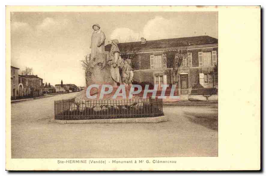 CPA Ste Hermine Vendee Monument a M G Ciamenceau 