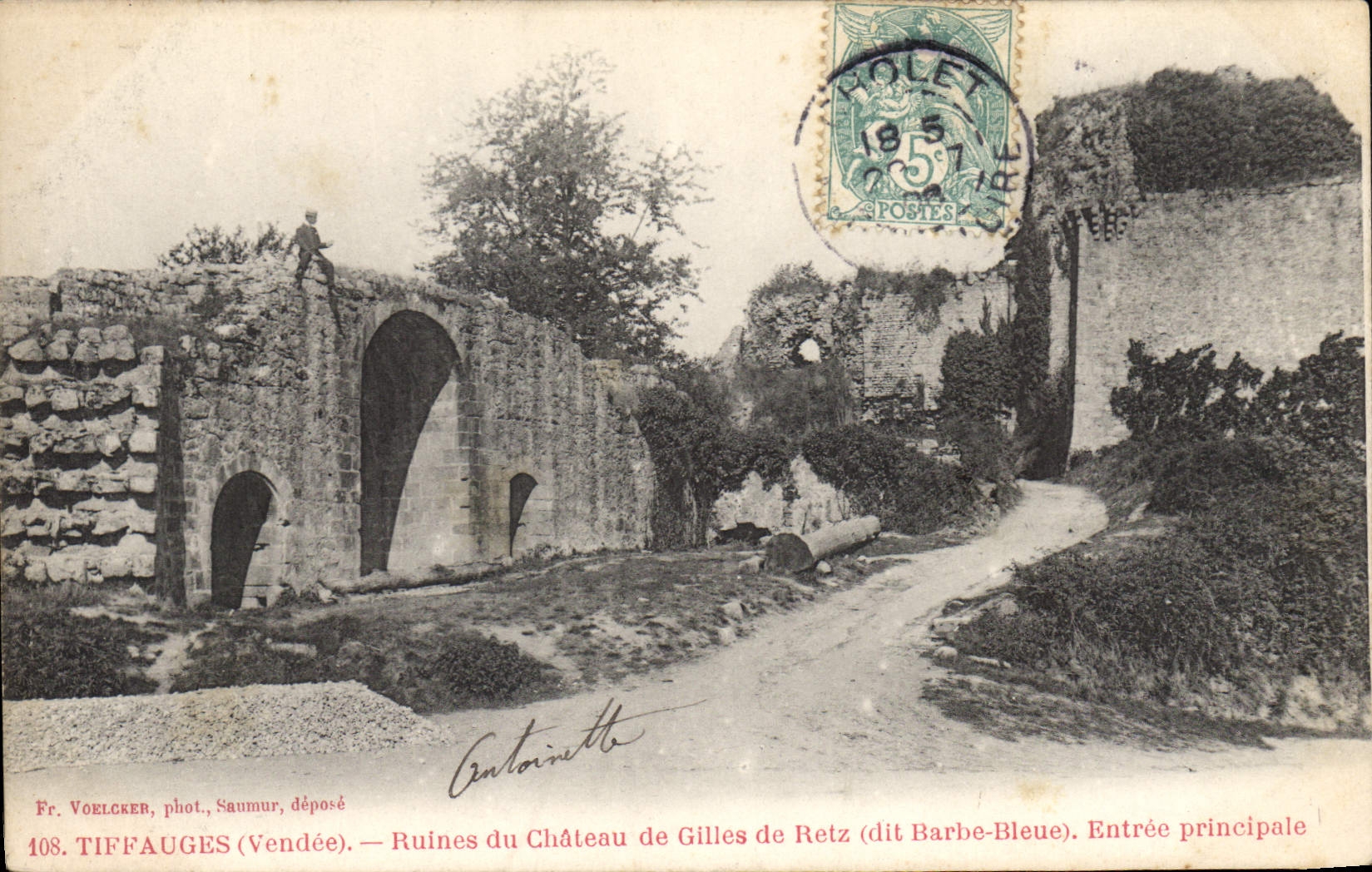Ruines du Château de Gilles de Retz (dit Barbe-Bleue) — Entrée principale — Fr. Voelcker, phot. Saumur, déposé 408. TIFFAUGES (Vendée)