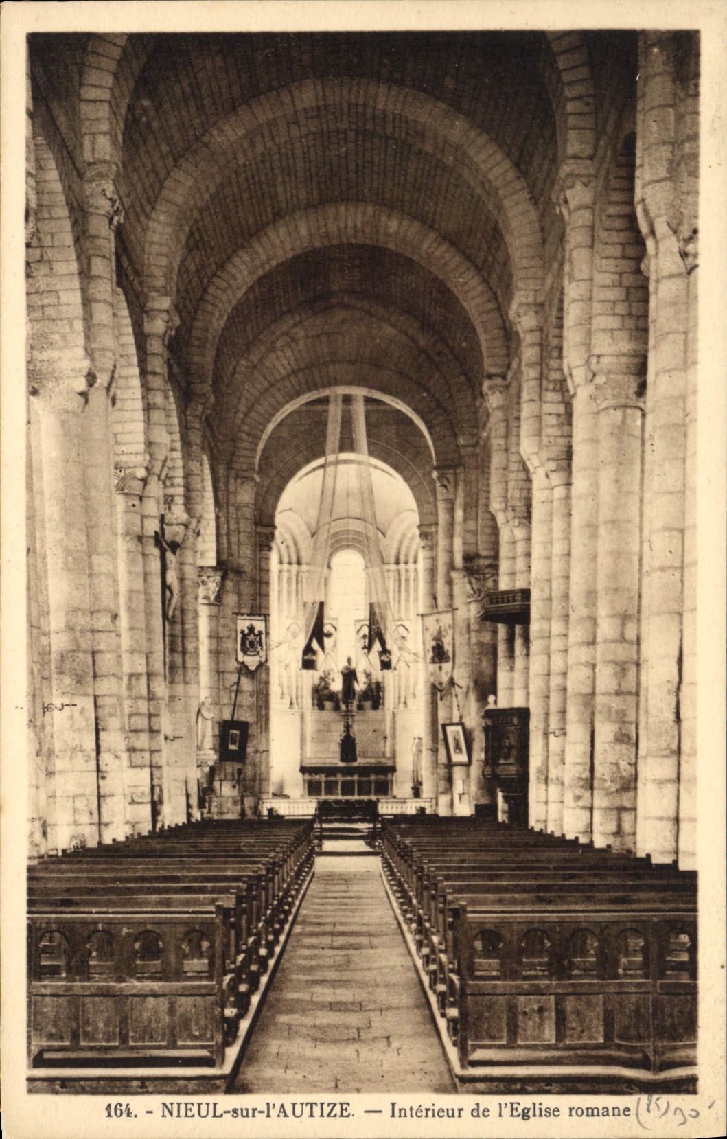 CPA Nieul sur l'Autize interieur de l'eglise romane 