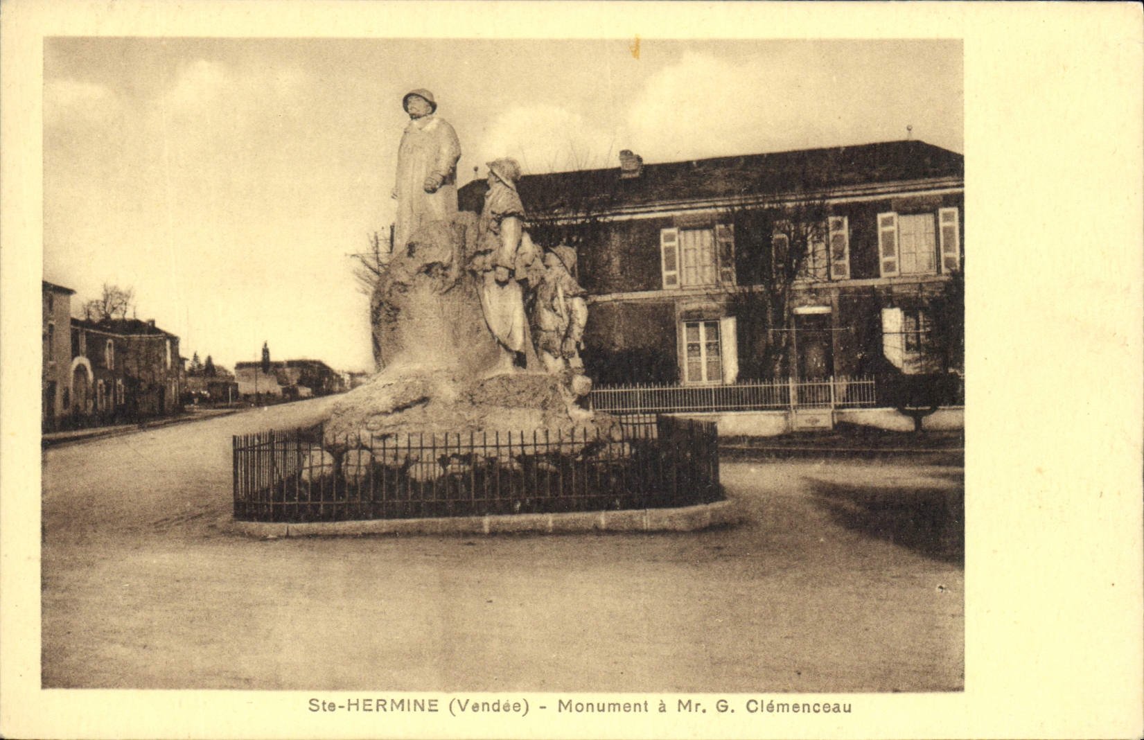 CPA Ste Hermine Vendee monument a Mr G Clemenceau 