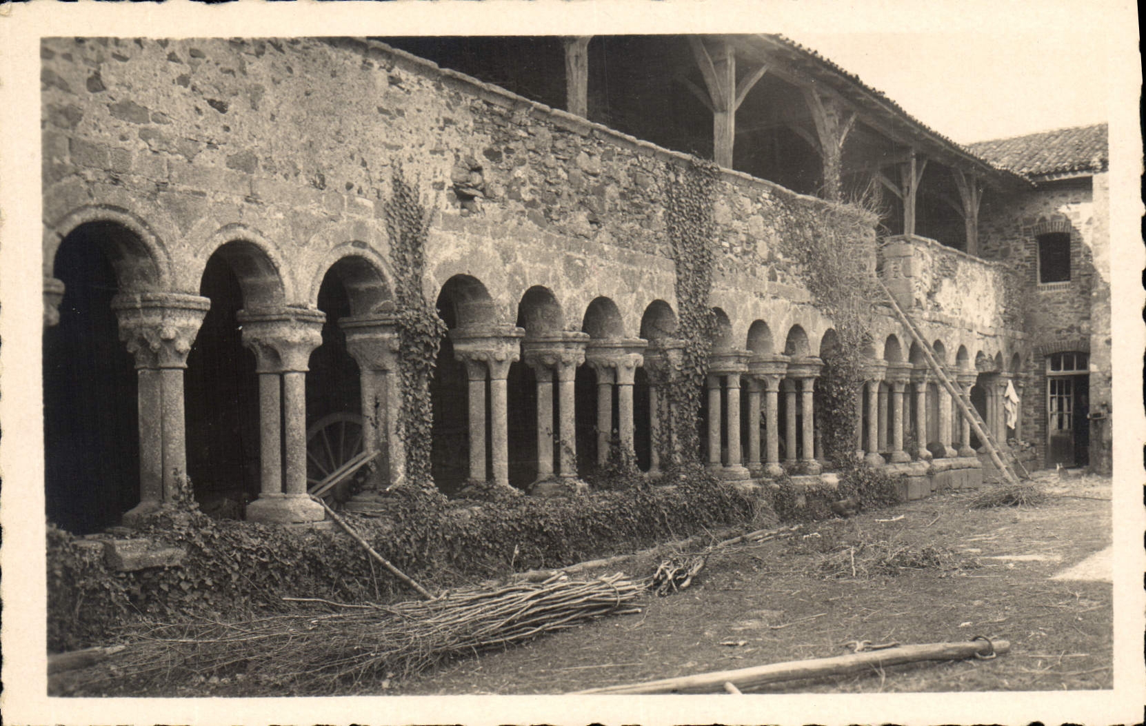 Abbaye des Bénédictins — Le Cloître — P. DUPONT, Éditeur à TOURS (Charente-Maritime)
