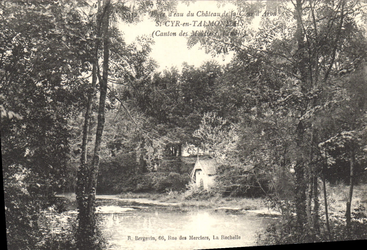 Pierre d'eau du Château de la Cour d'Aron — Si-Cyr-en-Talmontais, Cantons des Moulisiers, Vendée — R. Bergevin, 66, Rue des Merciers, La Rochelle