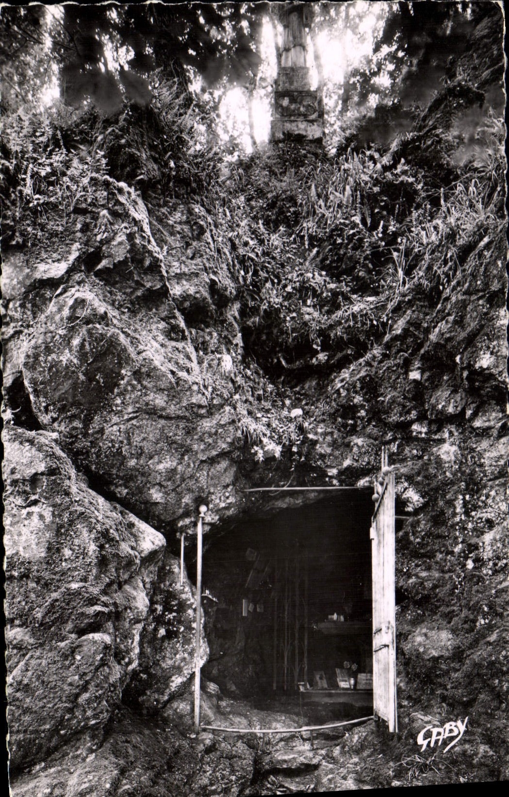 Entrée d'une grotte — éditeur Gaby — n° de série non visible