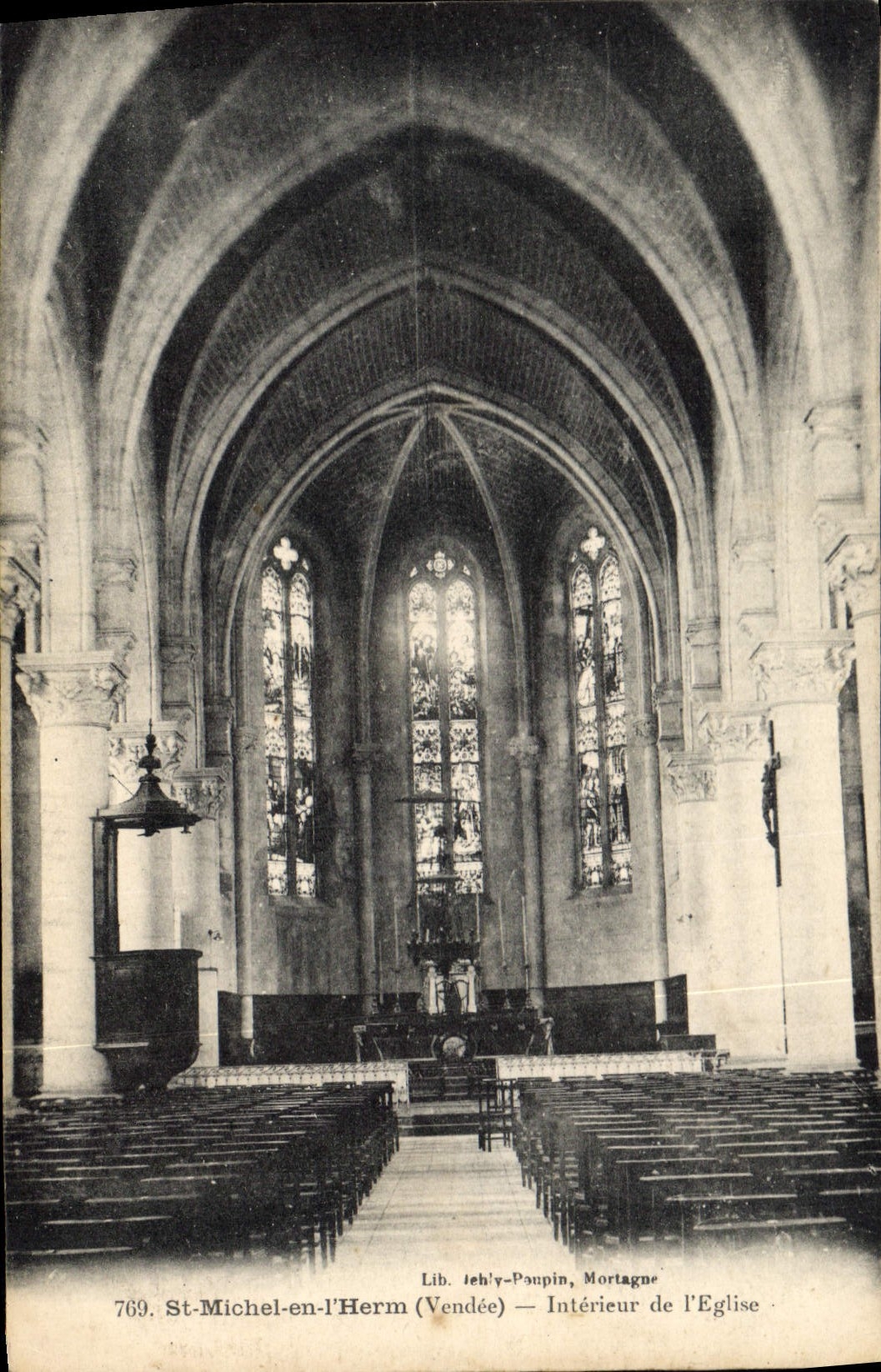 CPA St Michel en l'Herm Vendee interieur de l'eglise 