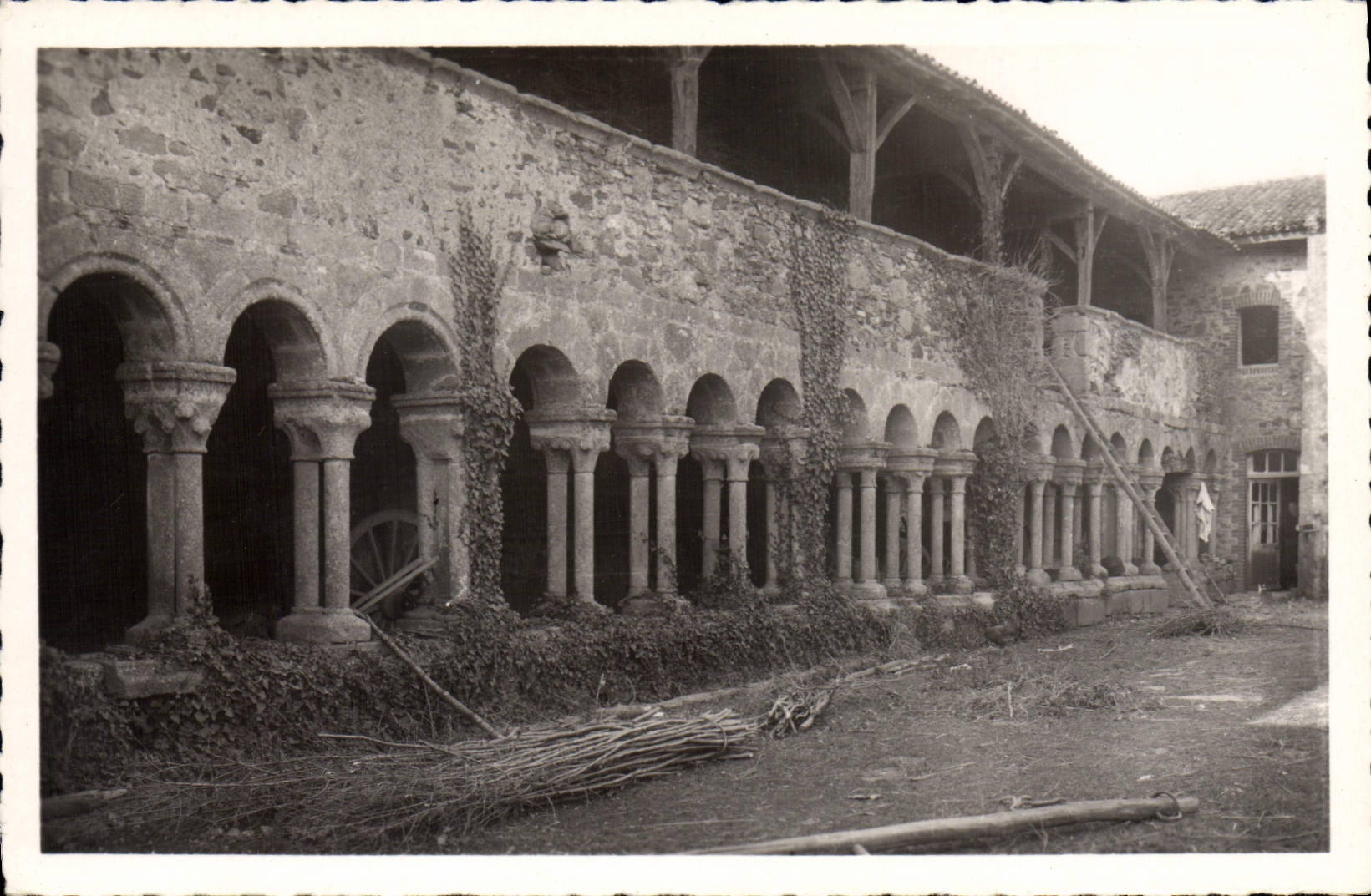 CPA La Grainetiere Vendee Abbaye des benedictins 12 Siecle le Cloitre 