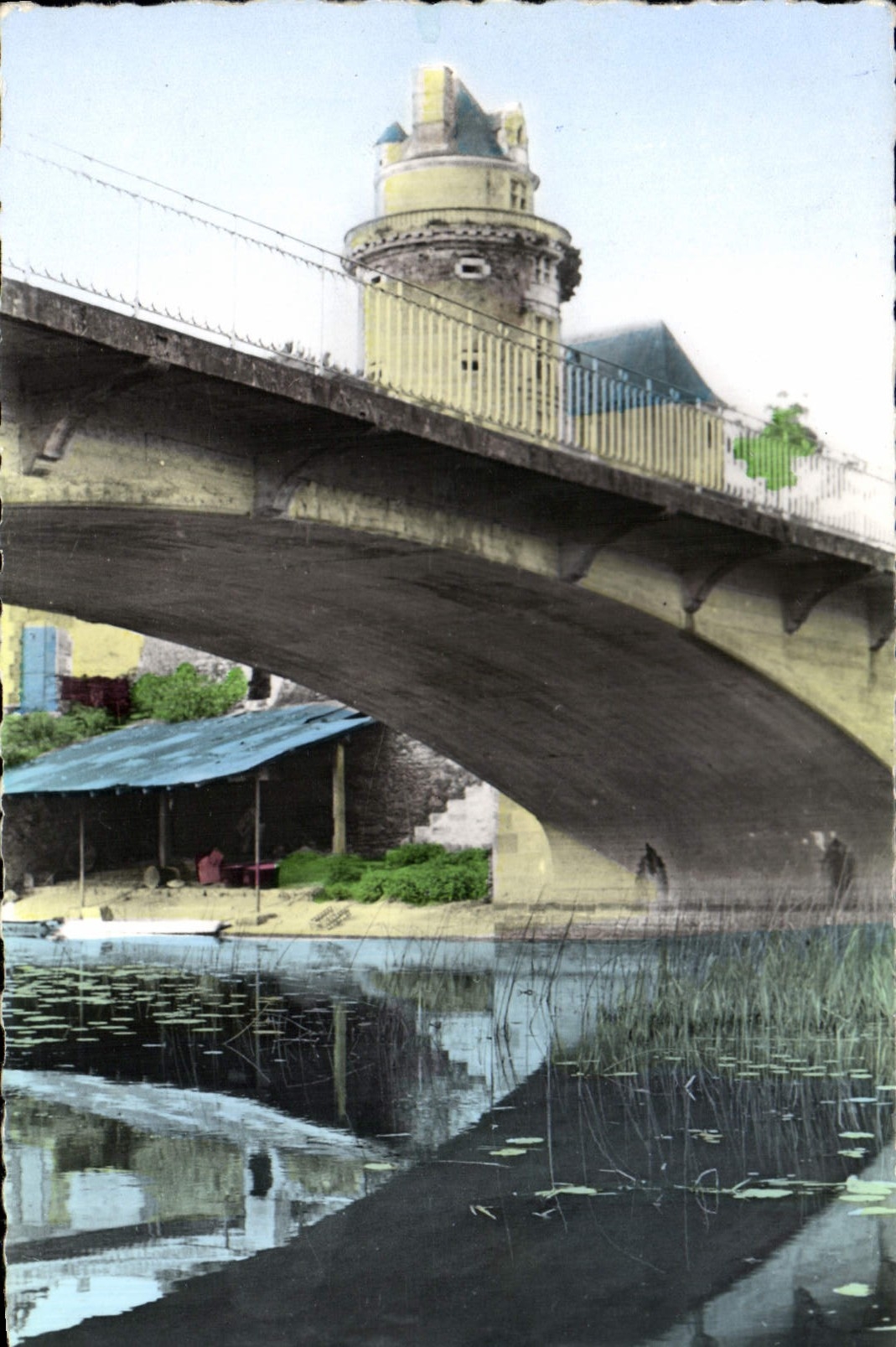 CPA Apremont Vendee la Tour le pont 