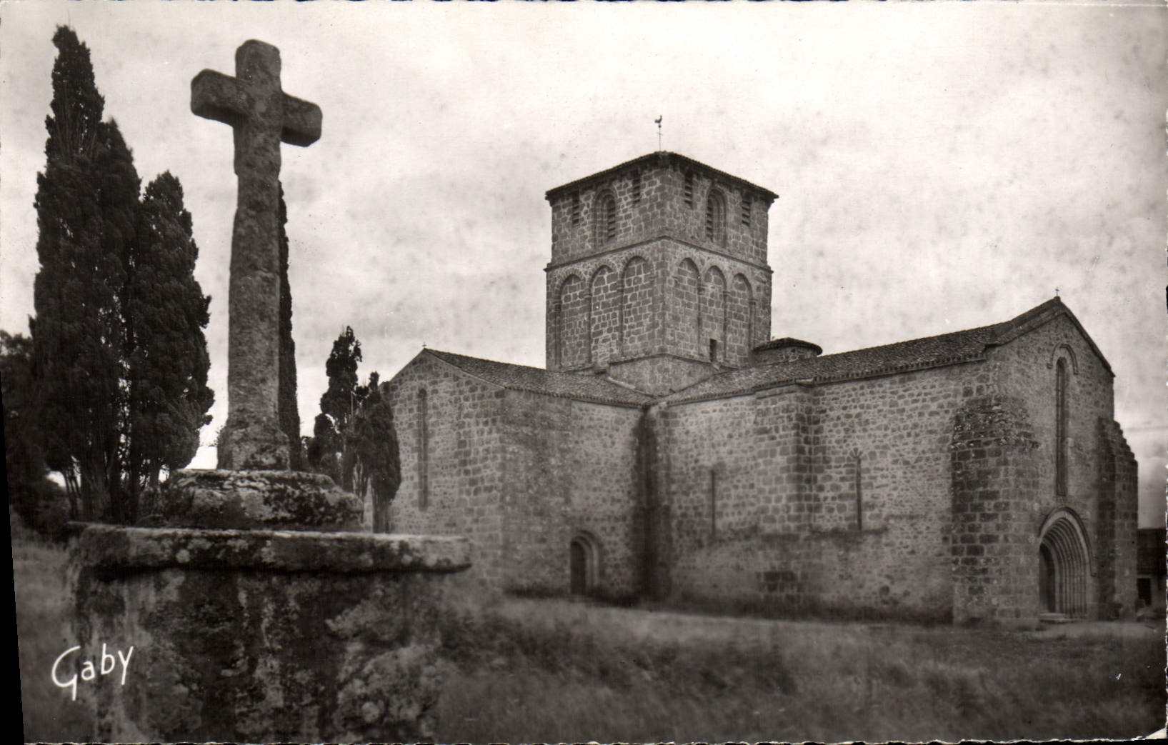 CPA Pouzauges Vendee eglise du Vieux Pouzauges et le Calvaire 