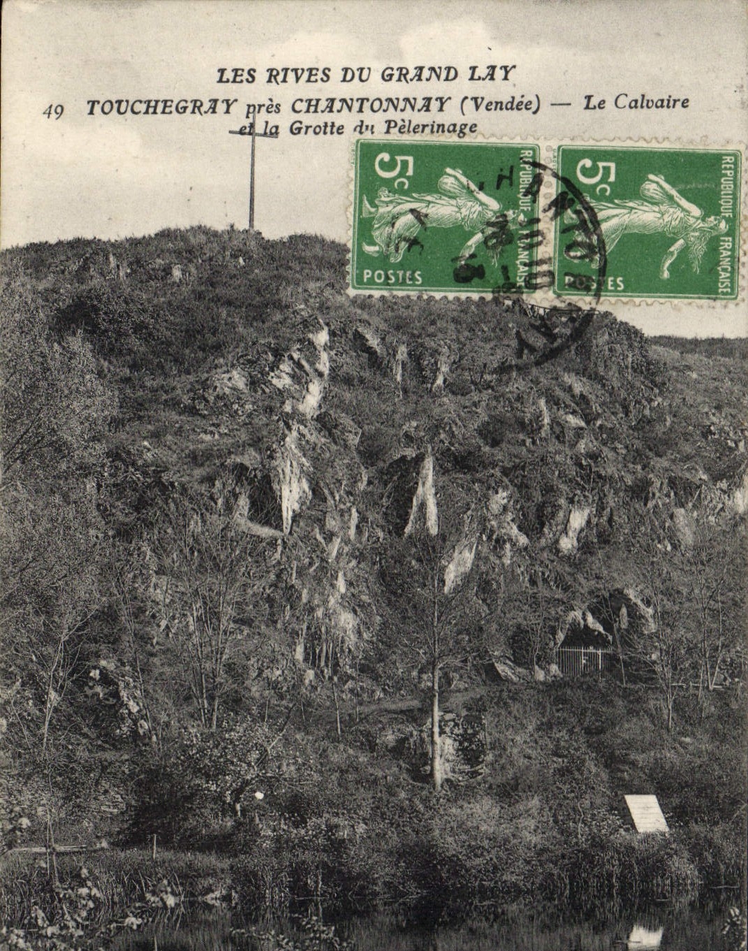 CPA Les Rives du grand Lay Touchegray pres Chantonnay Vendee le Calvaire et la Grotte du Pelerinage 