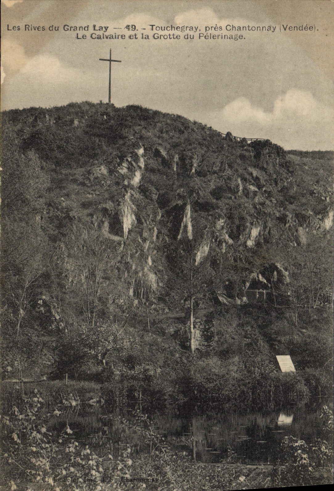 CPA Les Rives du grand Lay Touchegray pres Chantonnay Vendee le Calvaire et la Grotte du Pelerinage 