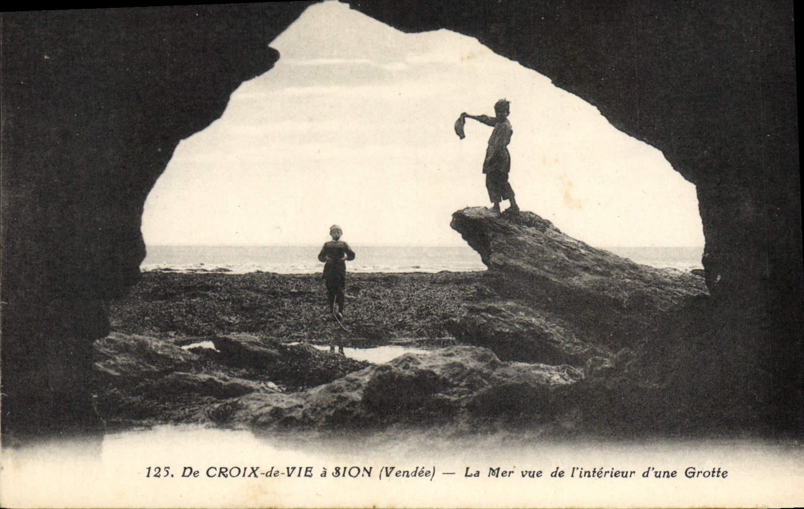 La Mer vue de l'intérieur d'une Grotte — De CROIX-de-VIE à SION (Vendée)
