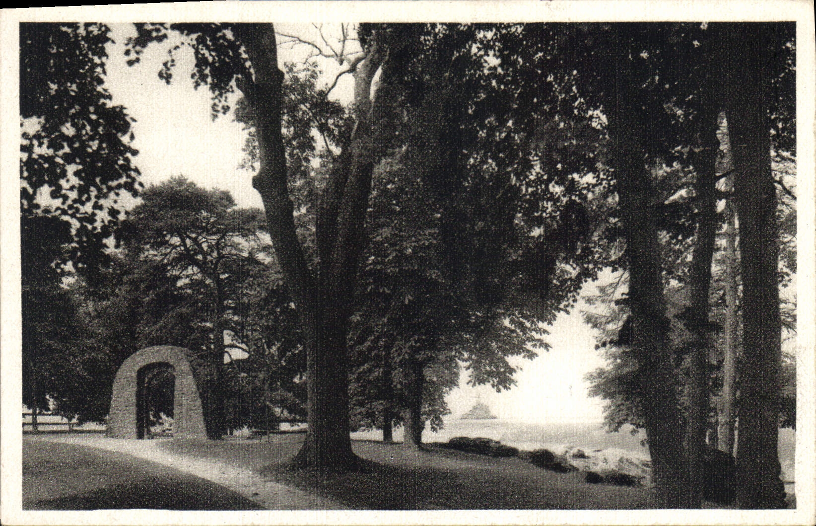 Avranches (Manche) — Jardin des Plantes avec la Porte de la Chapelle St-Georges (XIe s.) et vue sur le Mont Saint-Michel — Éd. d'Art BelFrance, Caen