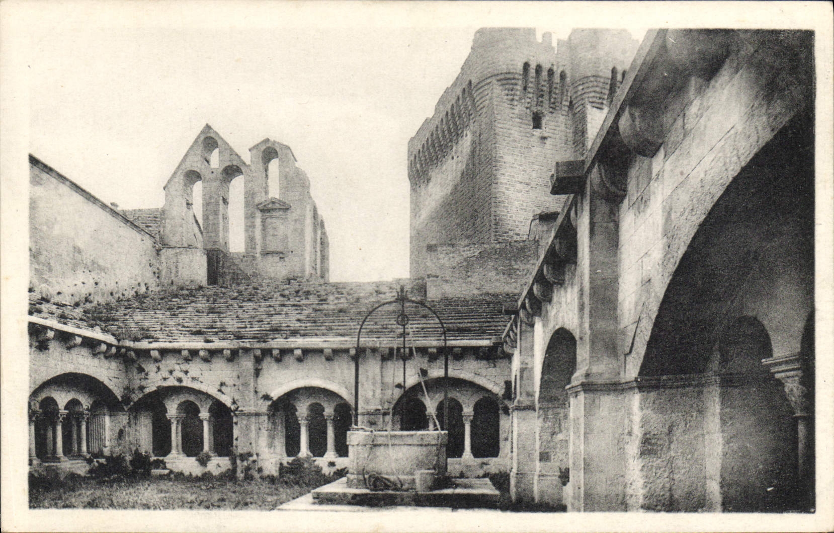 Montmajour — Hof des Klosters und Turm — Photo George
