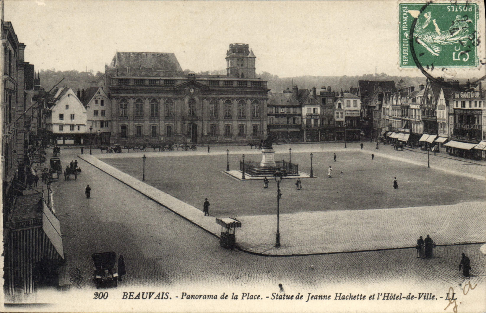 Beauvais - Panorama de la Place - Statue de Jeanne Hachette et l'Hôtel-de-Ville - LL