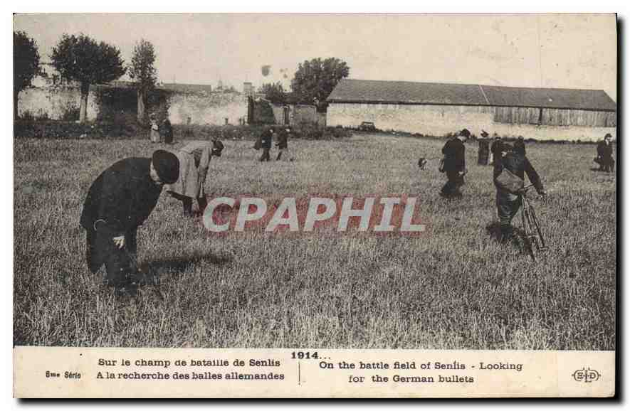 CPA Sur le champ de bataille de Senlis A la recherche des balles allemandes Militaria