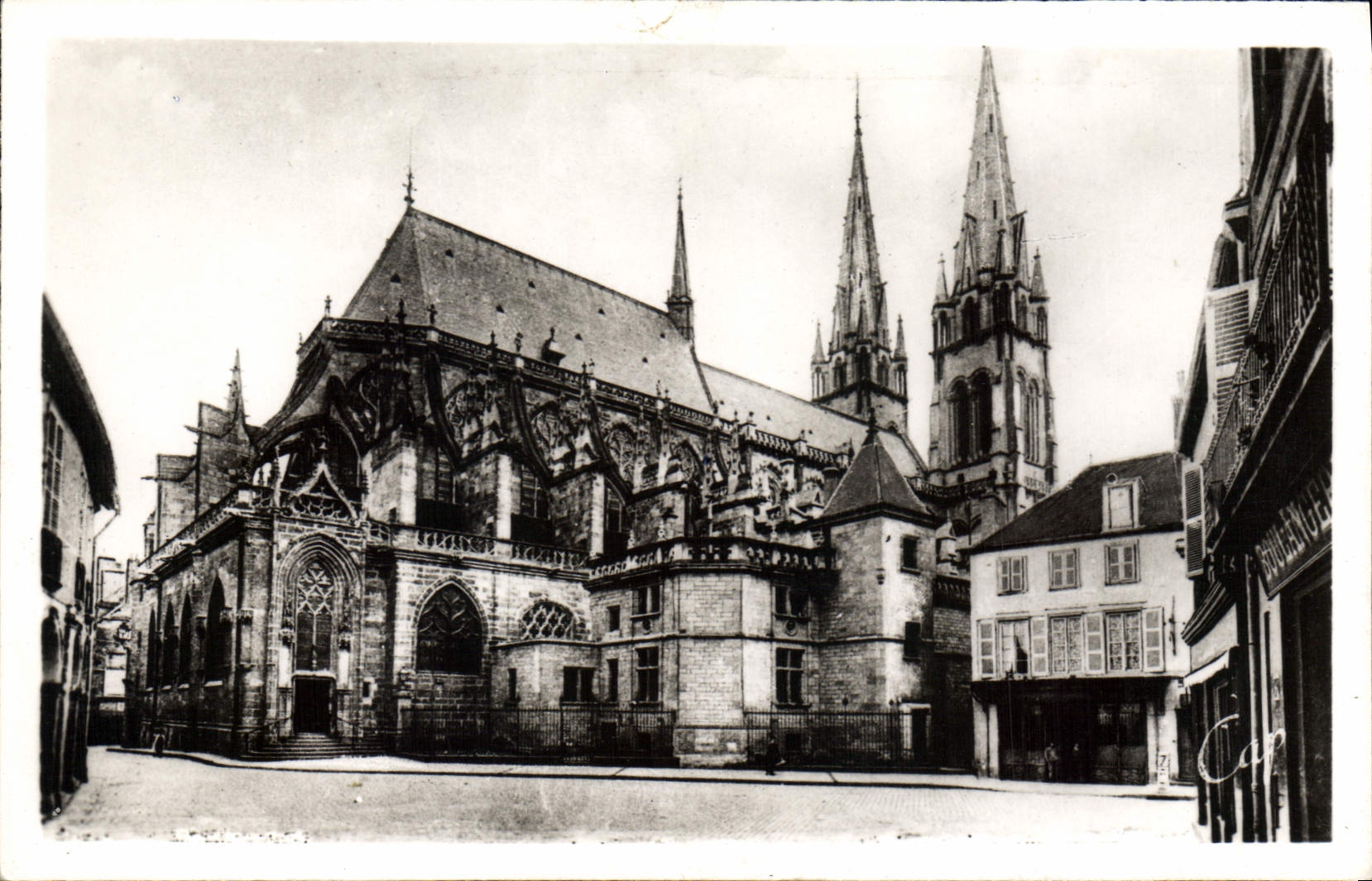 CPA Moulins L'Abside de la Cathedrale 