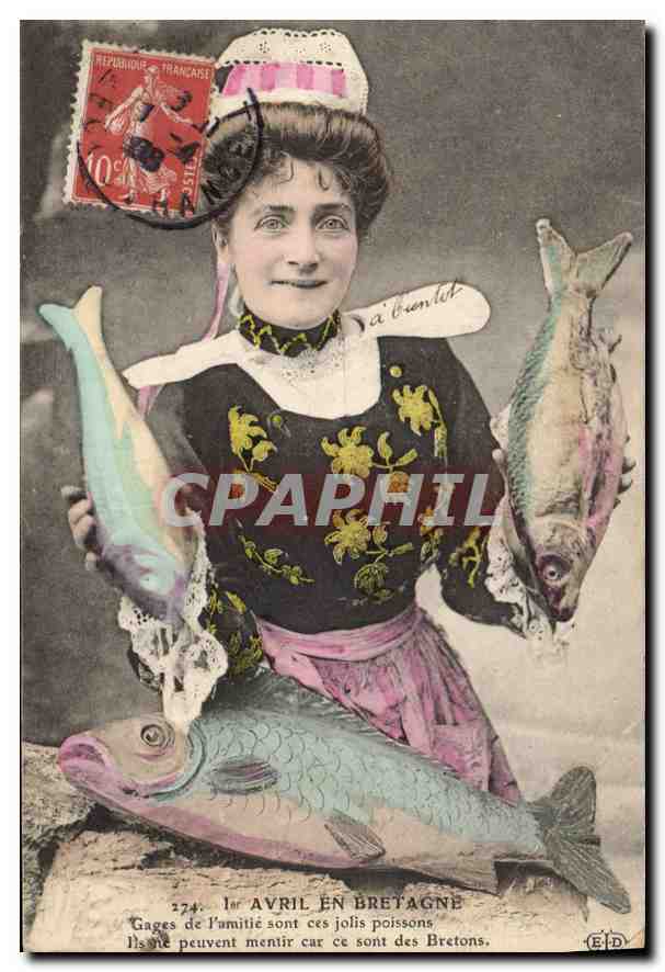 CPA Avril en Bretagne Gages de l'amitie sont ces jolis poissons Folklore
