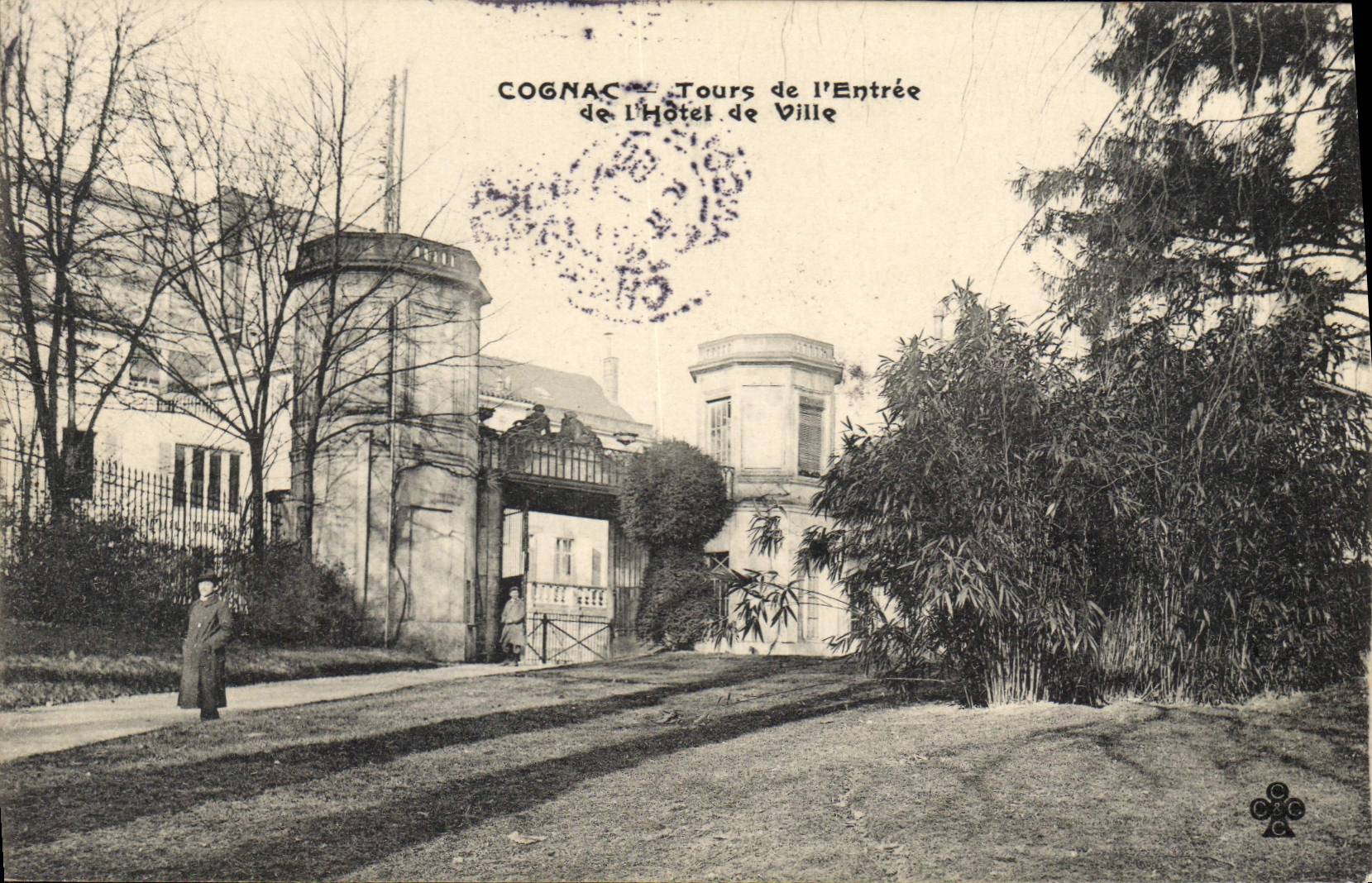 CPA Cognac Tours de I'Entree de l'Hotel de Ville 