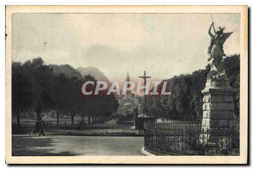 CPA Lourdes Vue sur l'Esplanade 