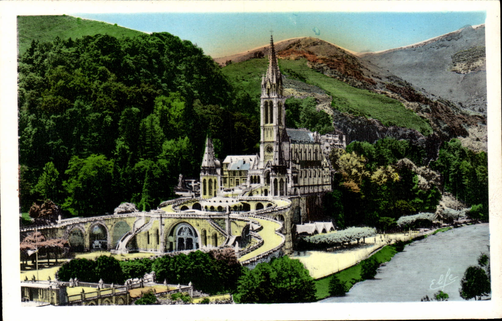 CPA Lourdes Vue sur le Gave et la Basilique 