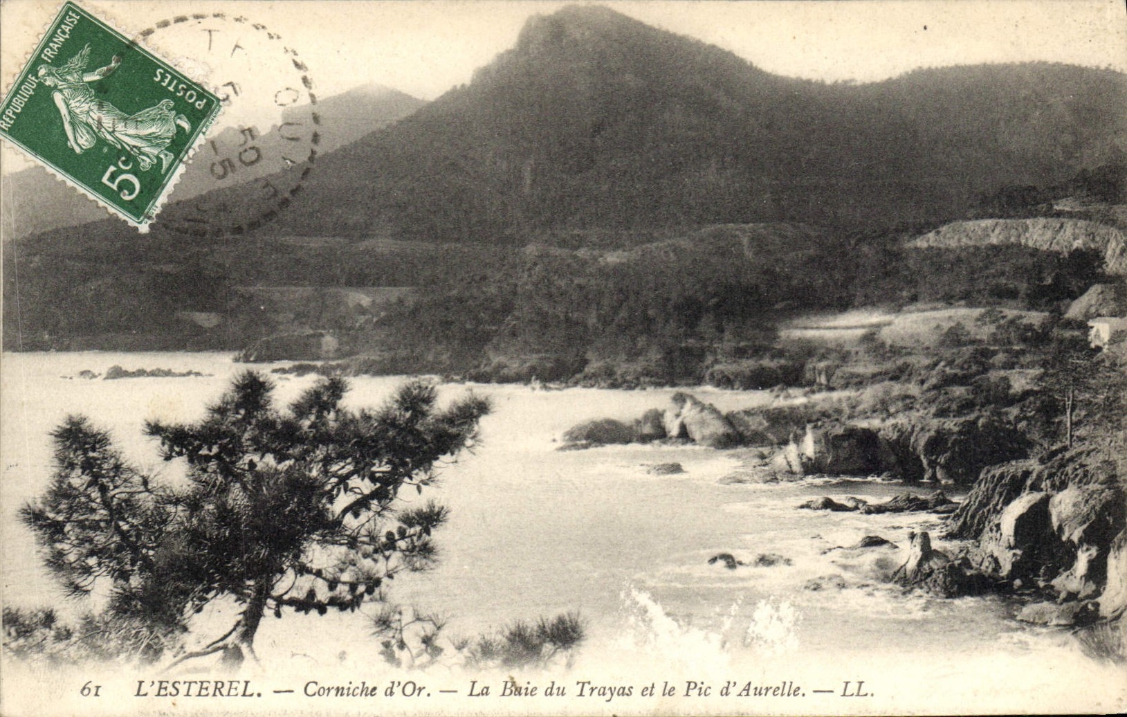 CPA L'Esterel Corniche d'Or La Baie du Trayas et le Pic d'Aurelle 