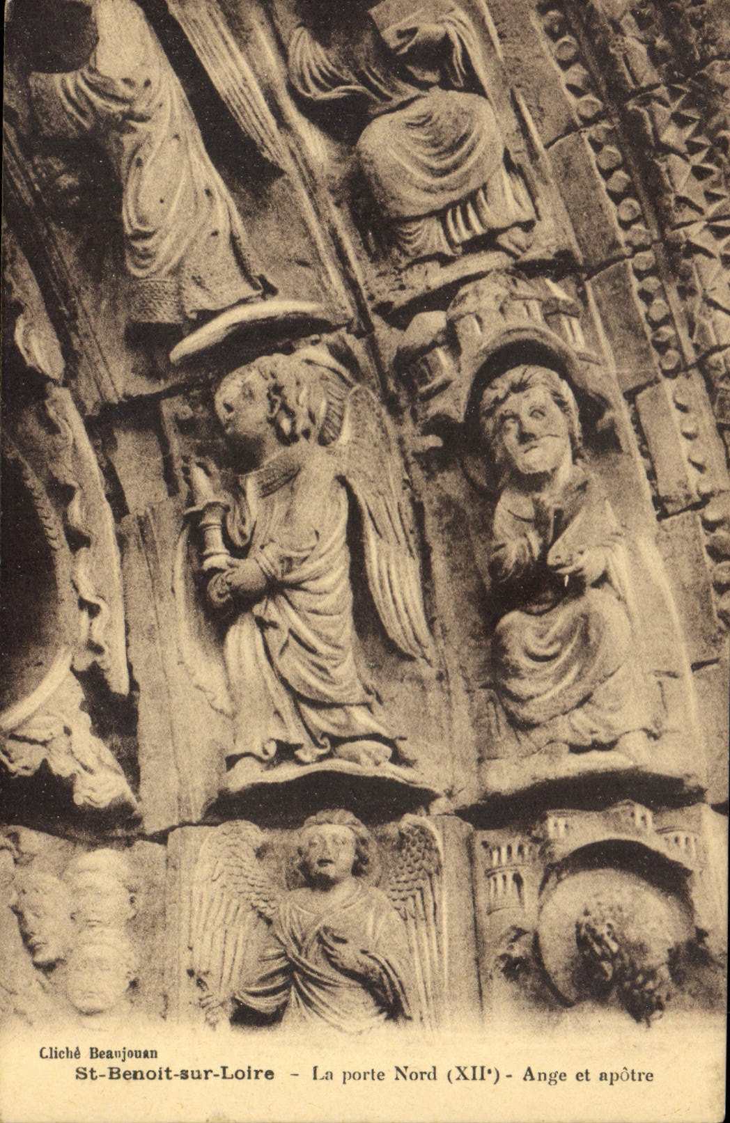 CPA St Benoit sur Loire La porte Nord XI Ange et apotre 